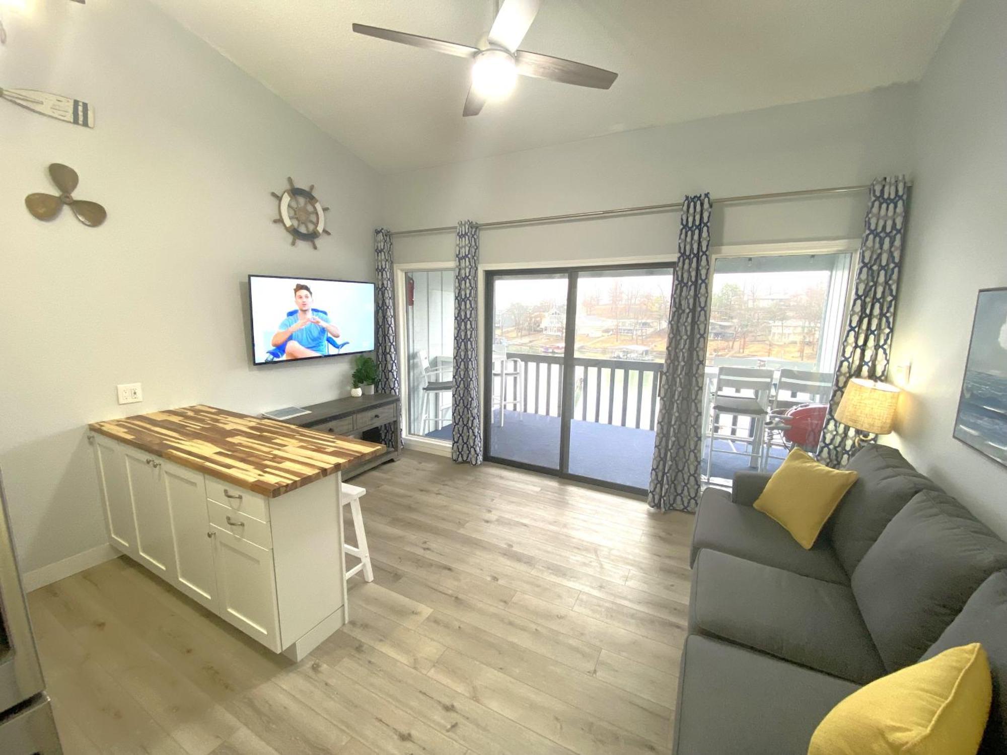 B Lakefront! Remodeled, Boat Slip, Patio Views, Pool, Boat Ramp, Wifi Osage Beach Exterior photo