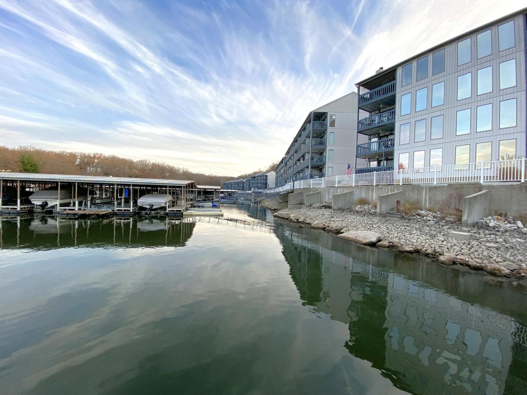 B Lakefront! Remodeled, Boat Slip, Patio Views, Pool, Boat Ramp, Wifi Osage Beach Exterior photo